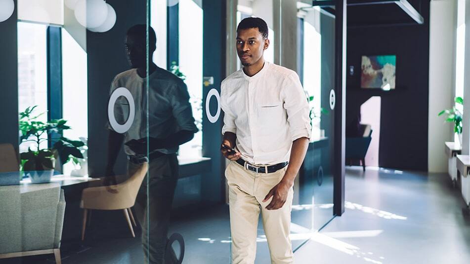 當前能源危機正正提醒我們，必須在無需使用時關閉燈光及通風設備，並善用感應器及智能科技自動管理能源使用。